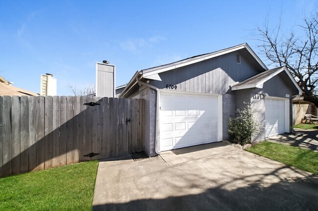 Foto del edificio - 6709 S Creek Drive