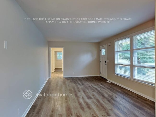 Foto del edificio - 562 Whispering Hills Dr