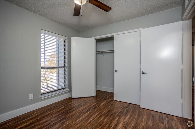 2 habitaciones, 2 baños, 900 pies cuadrados, B1C, segundo dormitorio - Amber Creek Apartments