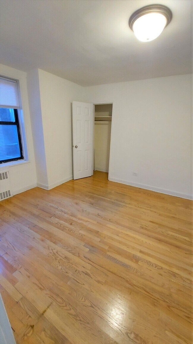 Foto del edificio - 42-42 80th St