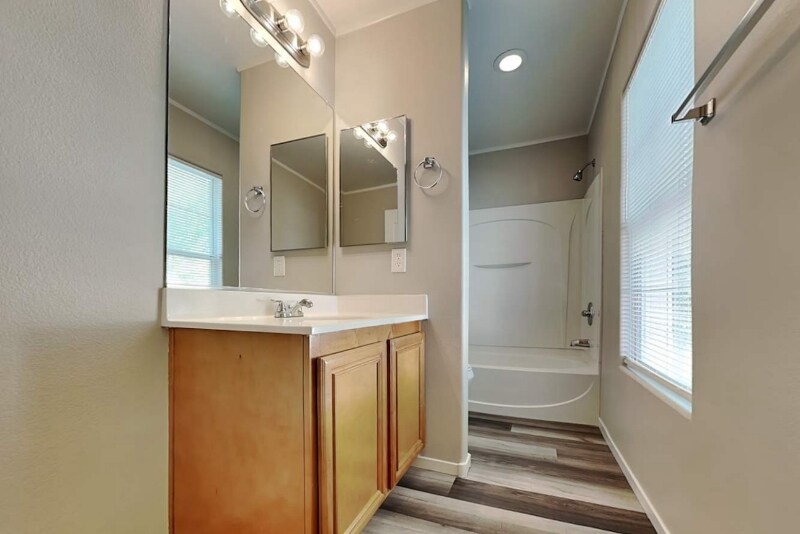 Foto principal - 4271 Olympic Point Dr
