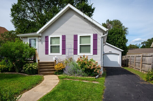 Frente - 525 8th St NW
