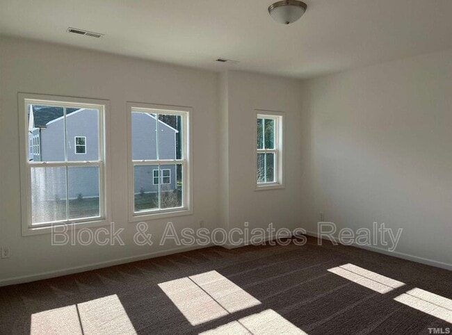 Building Photo - 3303 Oak Pass Dr