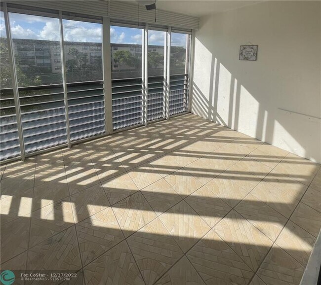 Building Photo - 4940 E Sabal Palm Blvd