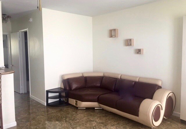 Amplia sala de estar - 252 Jefferson Ave