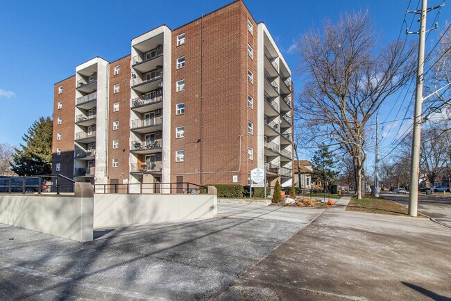 Photo du bâtiment - Bristol Place Apartments
