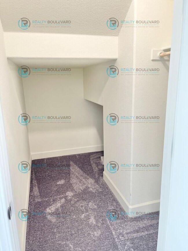Foto del edificio - 2367 sq ft, 4 bedrooms, 2.5 bathrooms, 2 c...