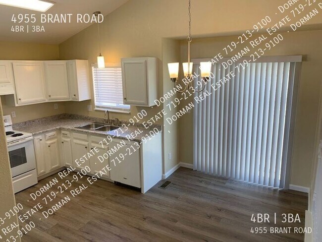 Foto del edificio - Absolutely Beautiful 4 Bedroom Home Just N...
