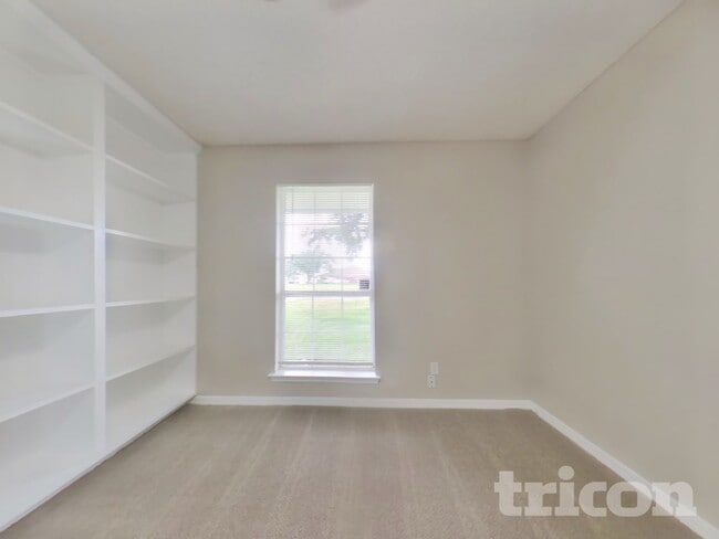Building Photo - 2727 Fox Creek Dr E