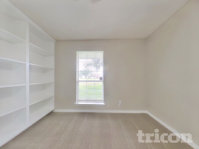 Foto del edificio - 2727 Fox Creek Dr E