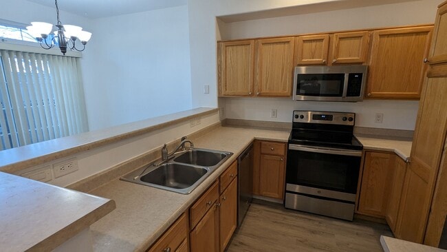 Building Photo - NICE 3 BDRM, 3 BATH, 2-CAR GARAGE + CLUBHO...