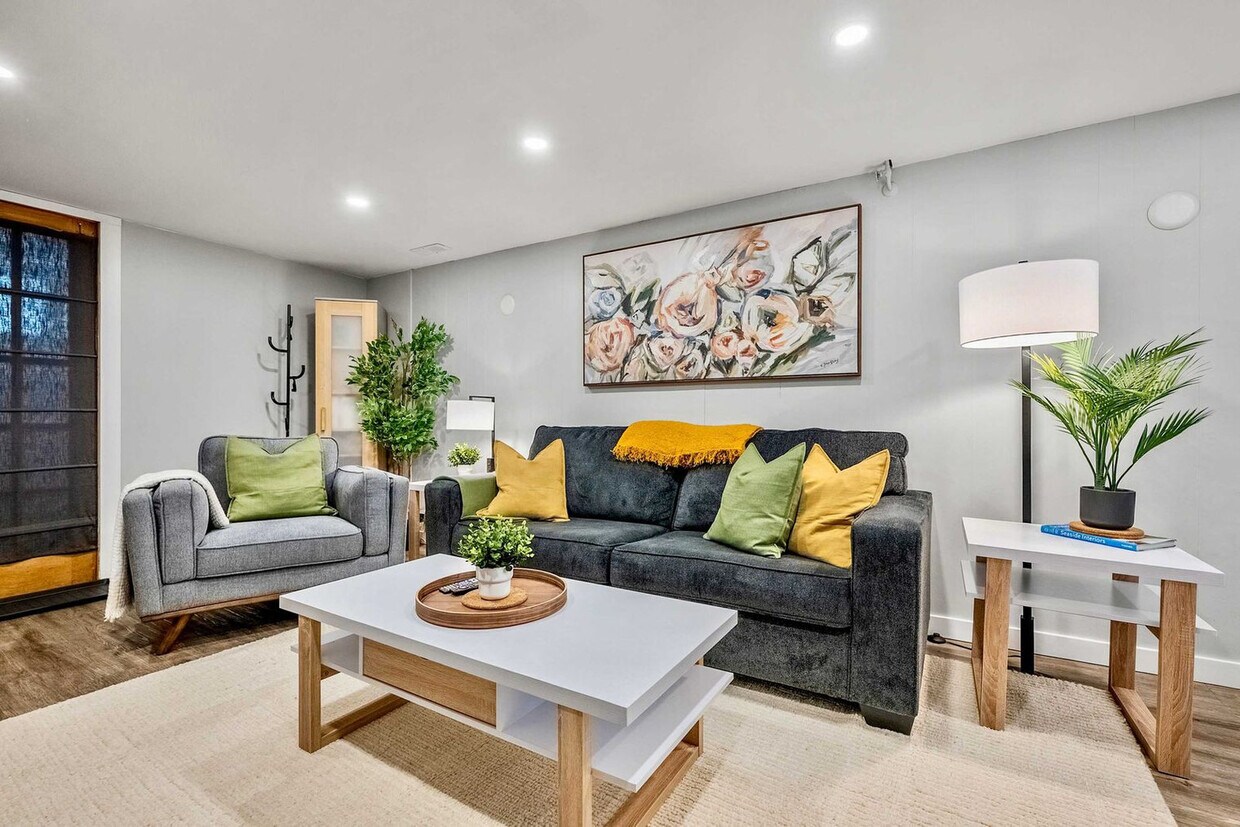 Photo principale - 7916-7936 36 Ave NW