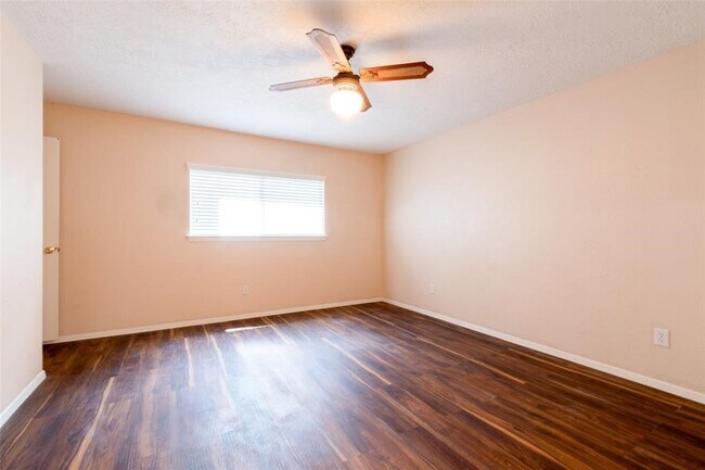Foto del edificio - 2527 Colonial Ridge Dr