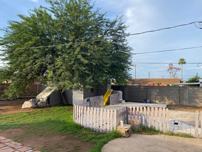 Foto del edificio - 2119 S Miramonte Stravenue