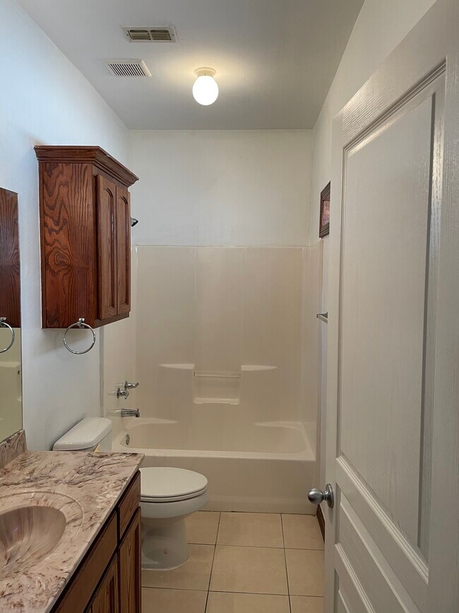 Baño de visitas - 3043 Scotland Dr