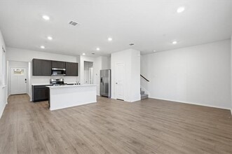 Building Photo - 215 Arbor Dr