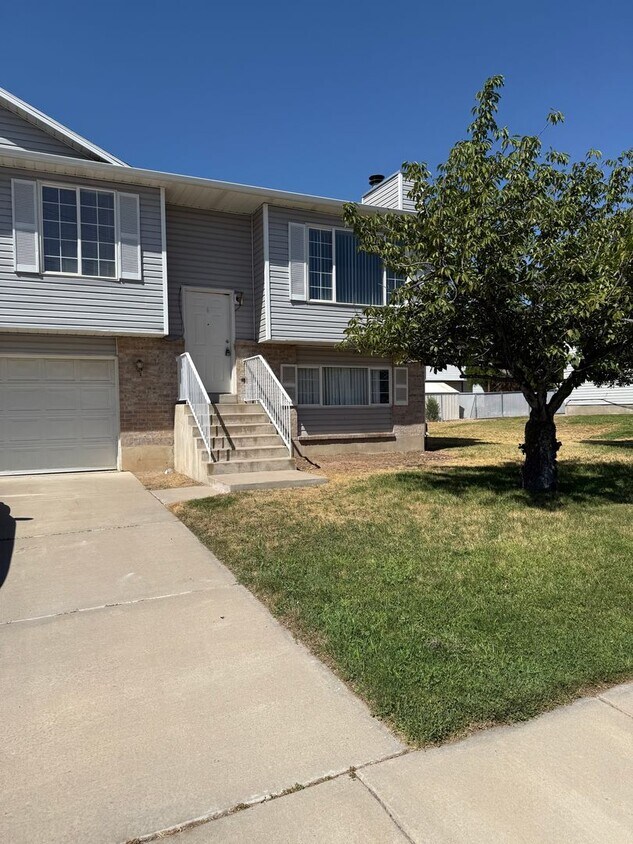 Foto principal - Clearfield 4 bedroom, 3 bathroom home. Big...