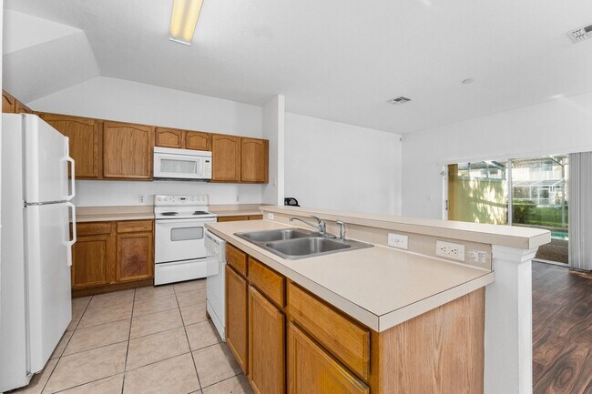 Foto del edificio - 3-Bedroom, 3-Bath Townhouse in Four Corners of Clermont – Close to Disney