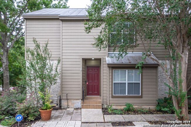 Building Photo - Alamo Heights Townhome w/3 BR & 3 baths!