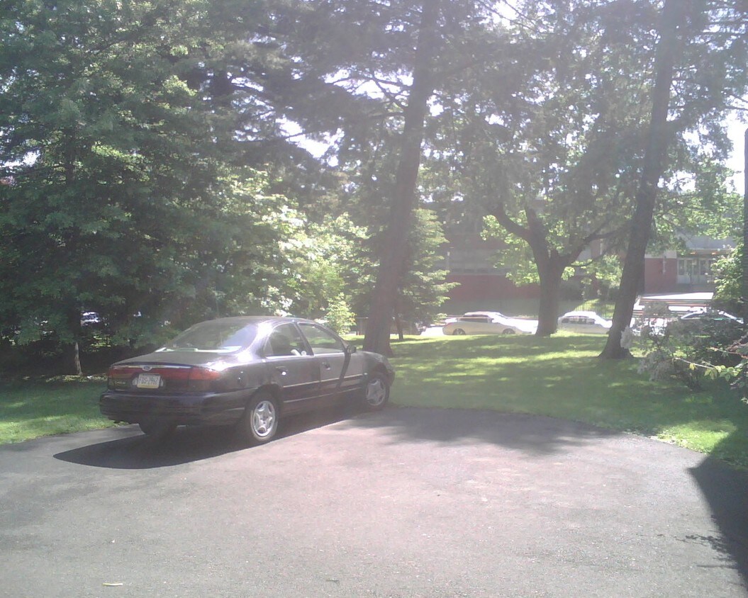 Estacionamiento - 1301 Oak Ln