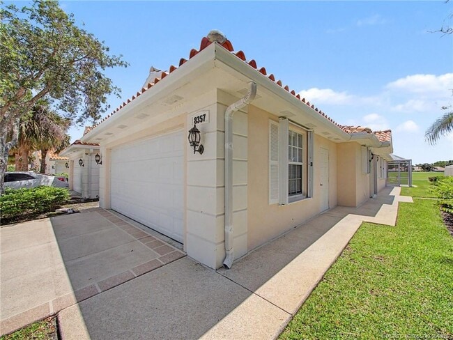 Building Photo - 8357 SE Double Tree Dr