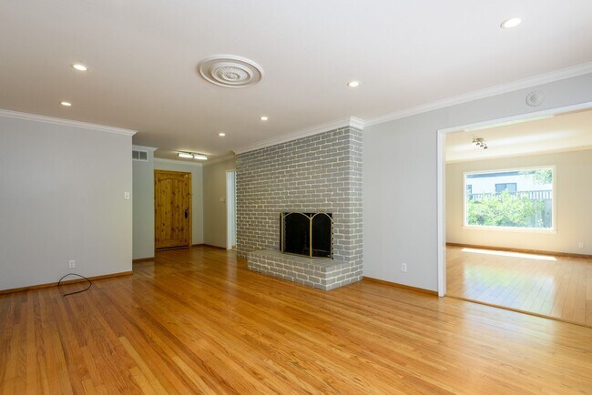 Building Photo - Beautifully Landscaped Ranch Home in West ...
