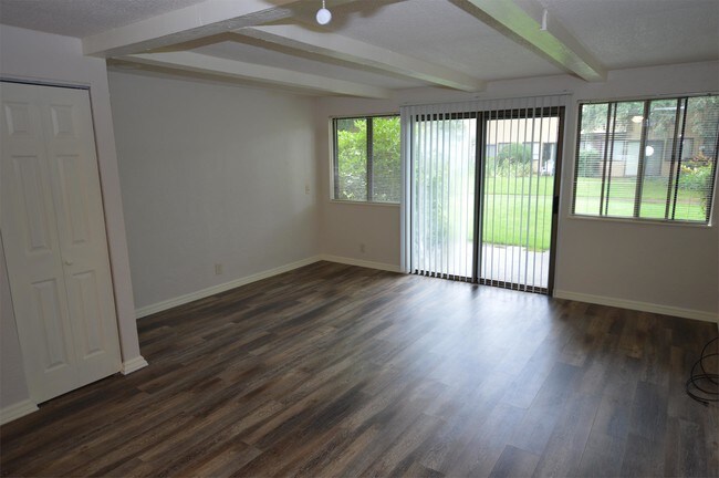 Foto del edificio - 597 Country Club Rd