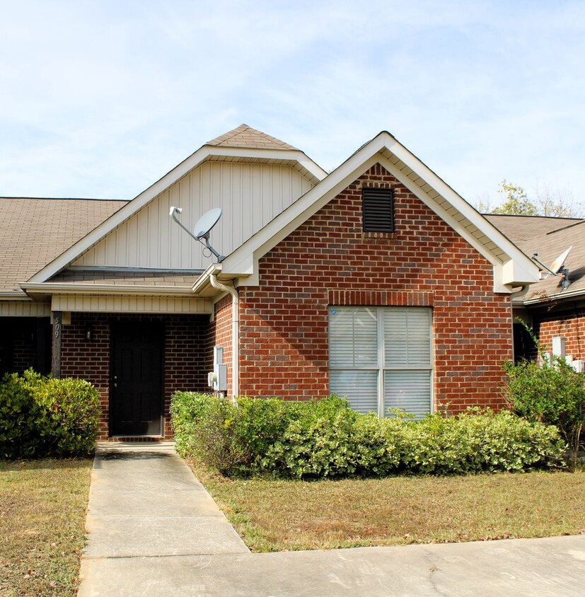 Foto principal - 2 bed, 2 bath townhome in Calera