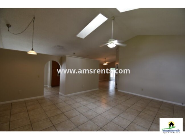 Building Photo - 3/2 With 2 Car Garage For Rent In Oviedo