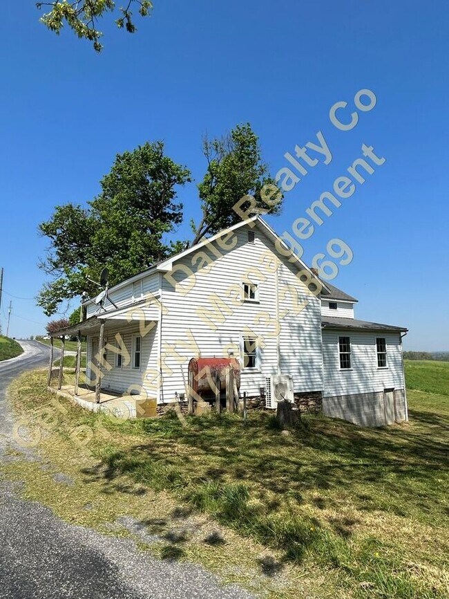 Foto del edificio - Beautifully Redone 4 Bedroom Farmhouse in ...