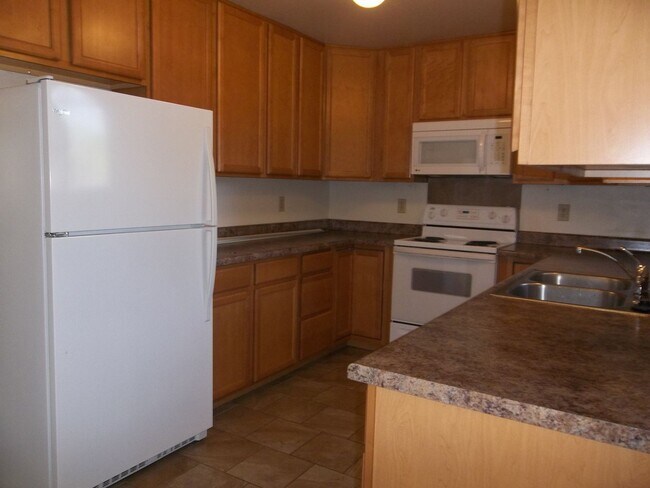 Building Photo - Spacious Tri-Level Home with Yard & Garage