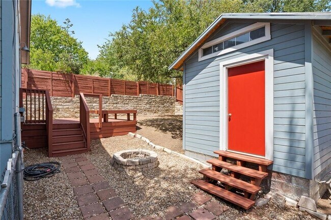 Building Photo - 2412 E 10th St