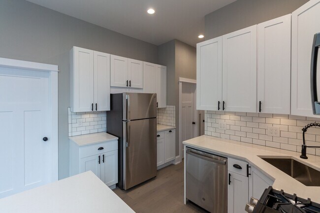 Building Photo - 2618 W Evergreen Ave