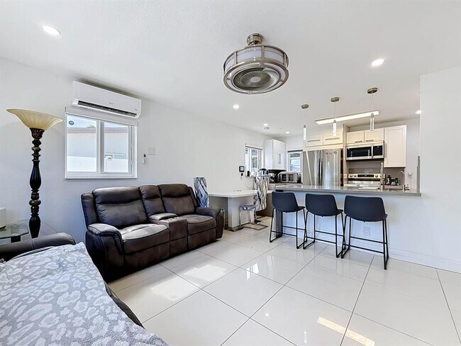 Foto del edificio - 6135 NW 24th Ct