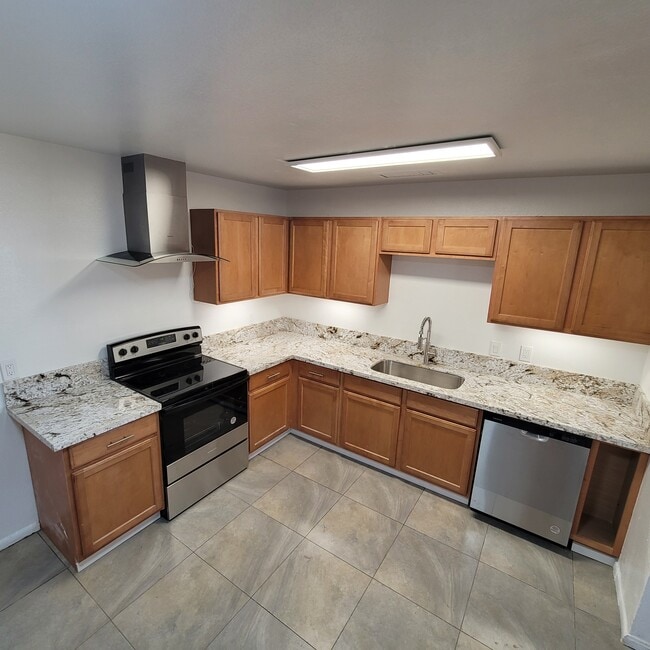 Nuevos gabinetes de cocina y encimeras de granito. - 4718 E Alta Vista Rd