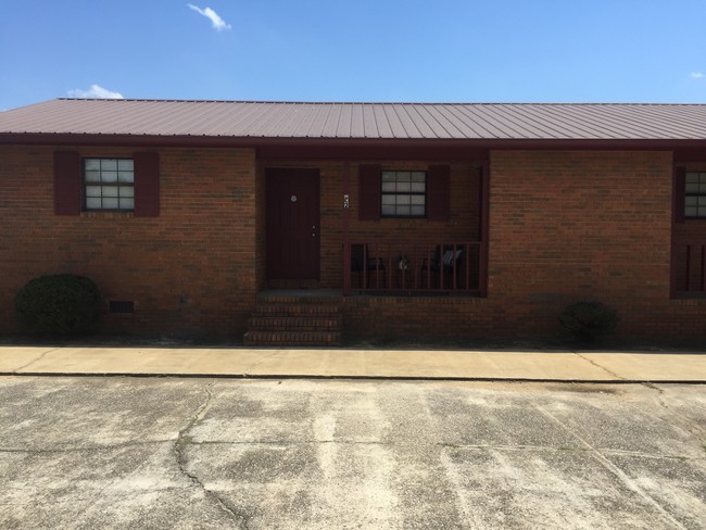 Excelentes espacios de estacionamiento con 3 apartamentos - 5421 McIntosh Rd