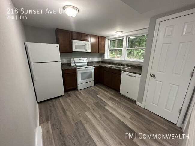 Building Photo - 2 Bed / 1 Bath Bottom Level Duplex (Availa...