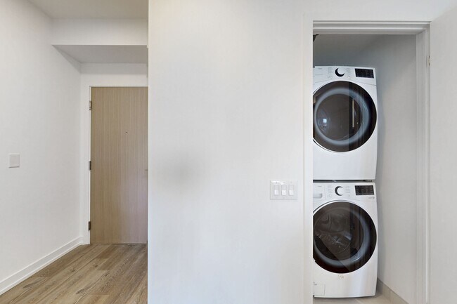 Photo du bâtiment - 395-395 Square One Dr