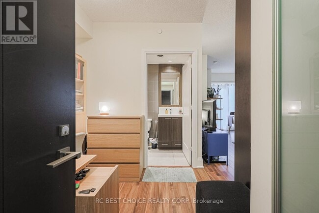 Photo du bâtiment - 120 Harrison Garden Blvd