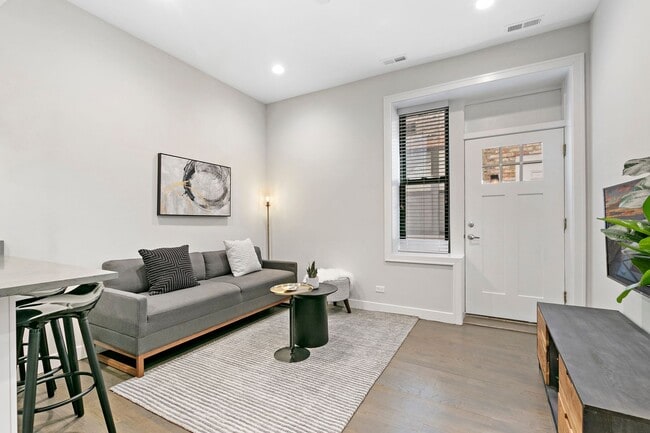 Foto del edificio - 2150 W Division St