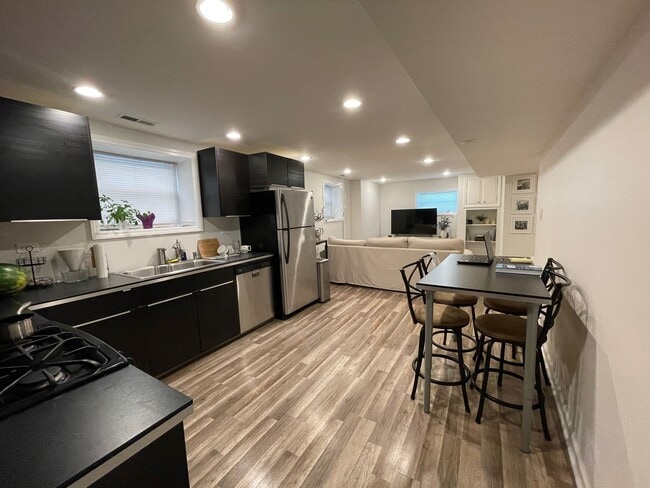 Foto del edificio - 5135 N Bernard St