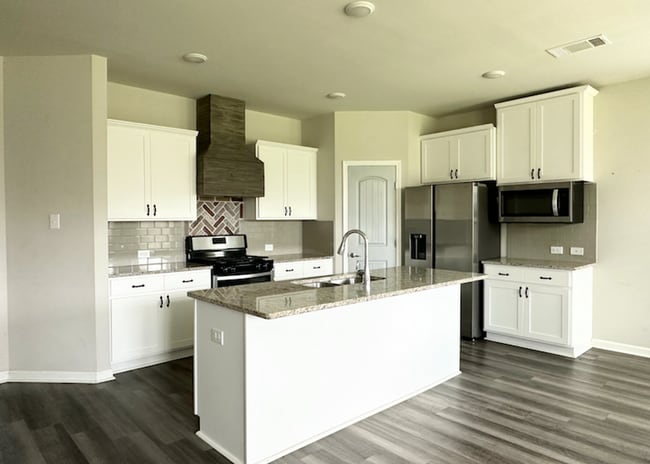 Building Photo - 4 Bed 2 Full baths