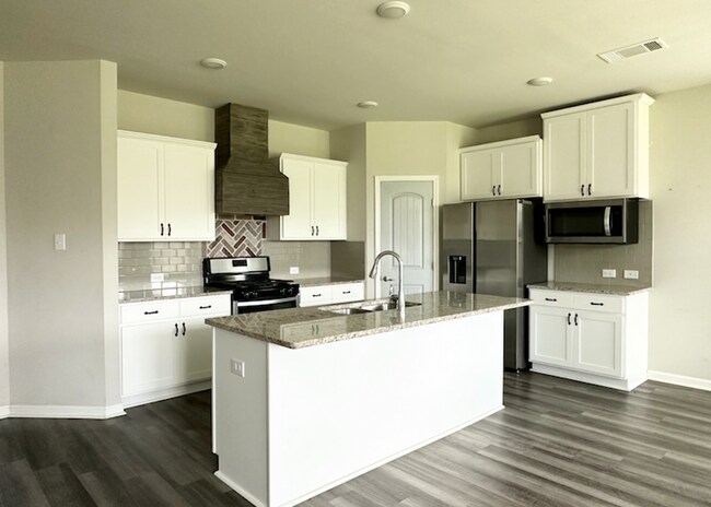 Foto del edificio - 4 Bed 2 Full baths