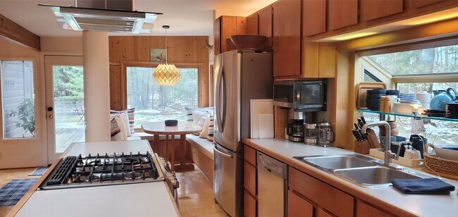 Building Photo - 2 Bedroom Extended Stay in Williamsburg with Low Off-Season Rates!