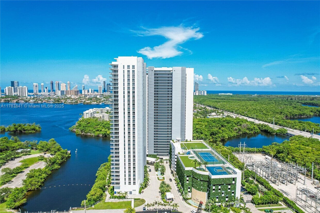Foto principal - 16385 Biscayne Blvd