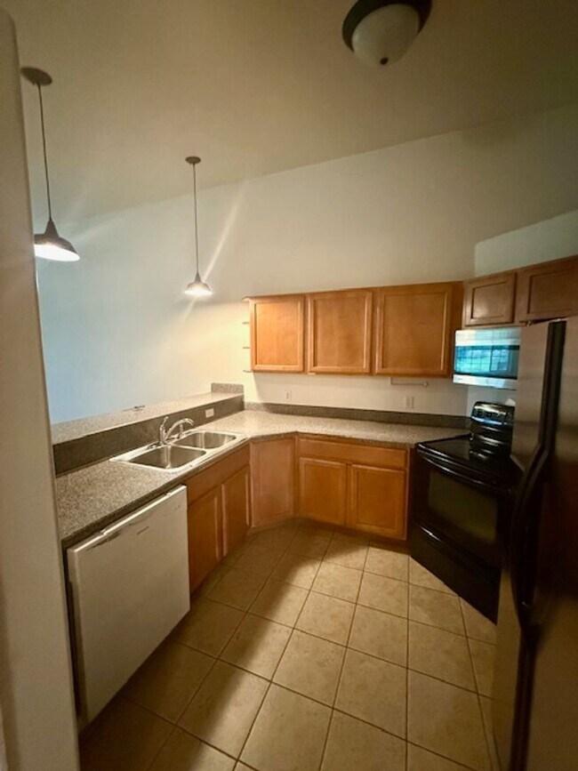 Foto del edificio - Spacious 4 Bed / 3 Bath Duplex on 1 Acre –...
