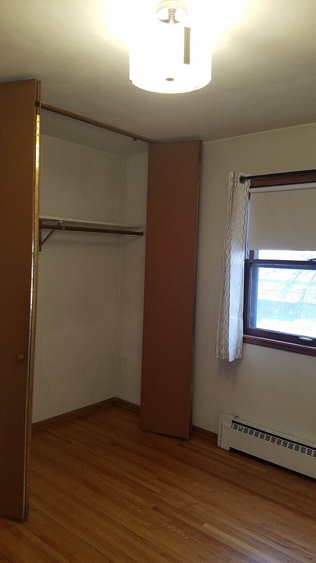 Bedroom - 1022 Arkwright St N