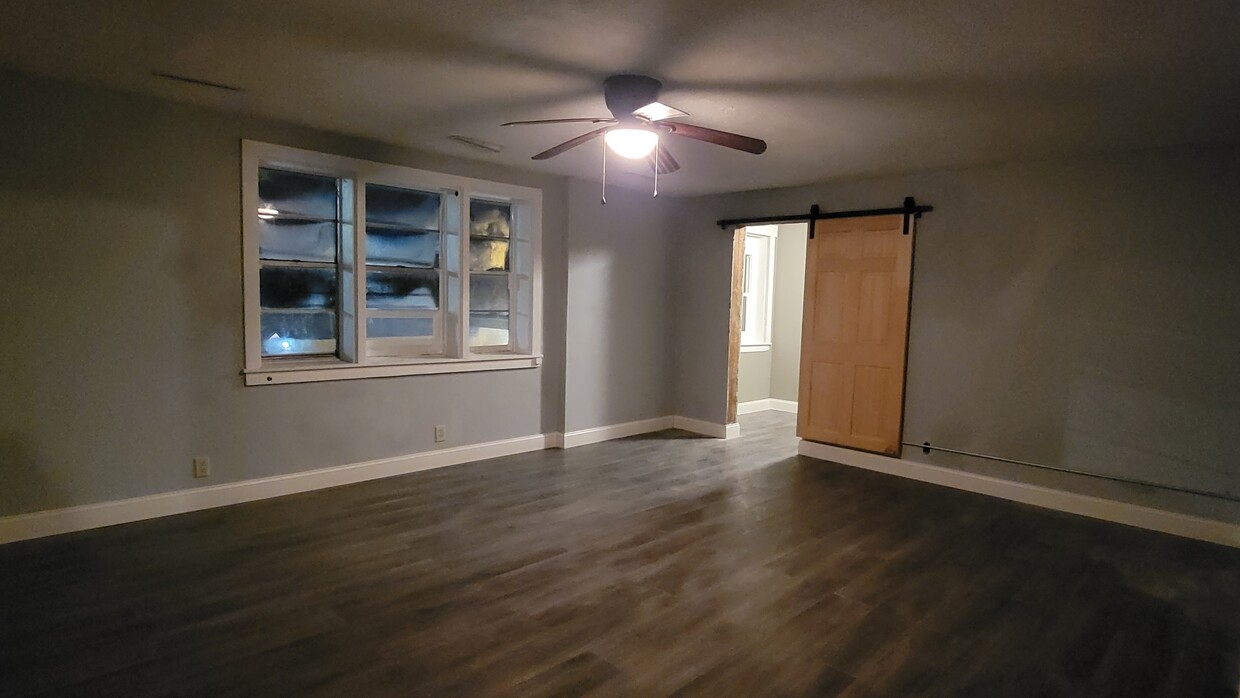 Spacious living room, over 15x18 feet! - 127 E Main St