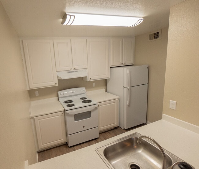 Building Photo - Greenback Gardens