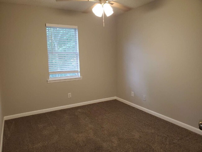 Building Photo - 2-Bed Apartment in Decatur's Heart – Your Cozy Retreat Awaits!"